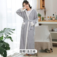 Светло -серая девушка с капюшоном