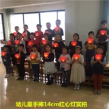 Рука с светло -красным любовным реквизитом