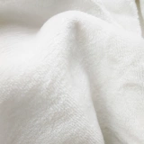 Белое фланелевое одеяло, диван, коралловая простыня