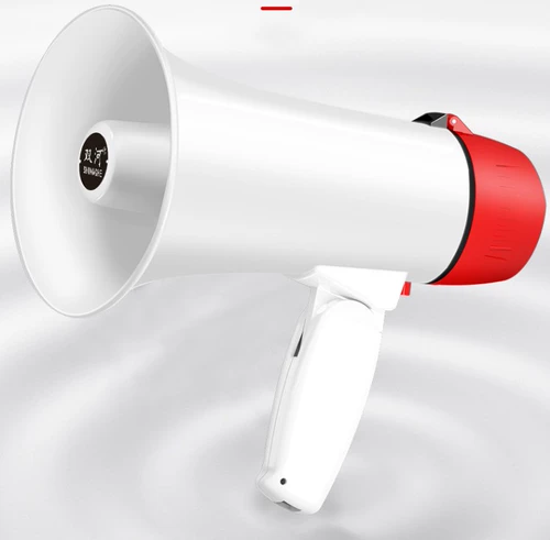 Поднимая реквизит, чтобы забрать шнурок с кружевным батареем, и приветствовать момент, блокируя дверные реквизиты, крича Большой рог