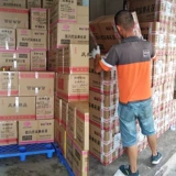 50 ритуалов всей коробки, свадебный праздник свадебного праздника, рука, перевозящая свадебная труба с цветочной трубкой