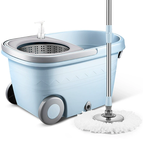 Голубой енот, вращающийся шваброй, домашняя швабла