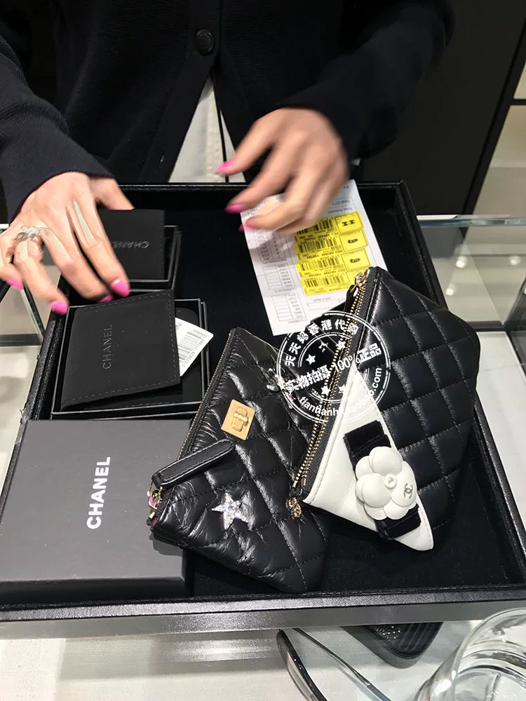 Chanel, чайник с бриллиантовым узором, кожаный бумажник, черные монеты, (Physicals)