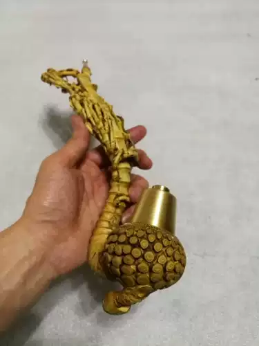 Гуйчжоу народные характеристики ручной работы бамбуковые корни корни дым с крыльями и деформированными боями, играйте массаж, дайте пожилые люди пожилым