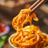 Острый enoki mushroom Случайные мгновенные пряные вегетарианские закуски за едой под блюдами и овощами