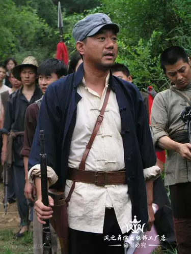 Специальная команда партизанских боевых искусств Guerrilla выполнила услугу для выступлений милиции.