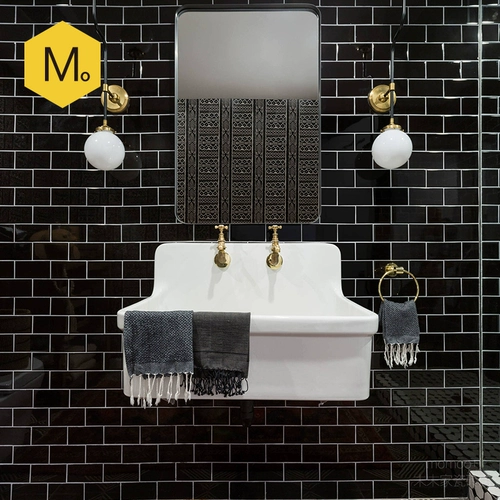 В последнем домашнем туалете в ванной комнате, фарфоровая пленка скандинавская плит