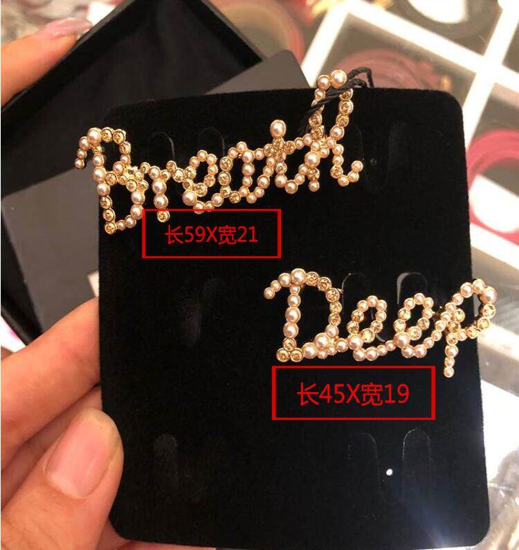 伟德bv1946官网-刘亦菲逛珠宝展戴口罩差点没认出来穿黑裙身材很普通但气质绝