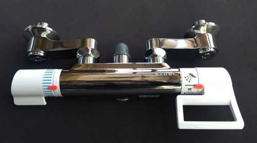 (Новое место) Япония Санронг показывает высоту температуры температуры температура температура душа душ душ душ дух белые руки переключатель