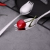 Lưới màu đỏ sáng tạo 304 bằng thép không gỉ mì salad muỗng nĩa một tay cầm dài dao kéo gia đình Hàn Quốc - Đồ ăn tối đĩa dùng 1 lần Đồ ăn tối