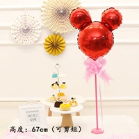 Красная головка Мики плавает