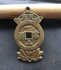 Амулет в виде старинной монеты Чемпион