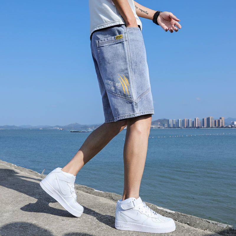 Men's summer thin, loose, straight-leg Korean style trendy casual wear 5-inch summer mid-length jeans Application Scenario
