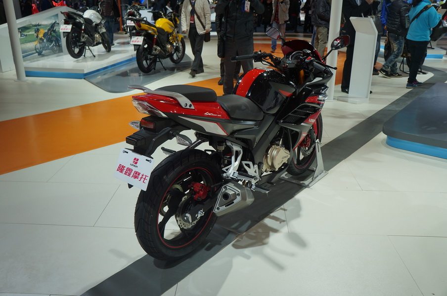 隆鑫gp200街头霸王6档带平衡轴t发动机个性跑车摩托车