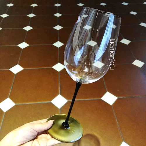 Большой бокал, чайная чашка