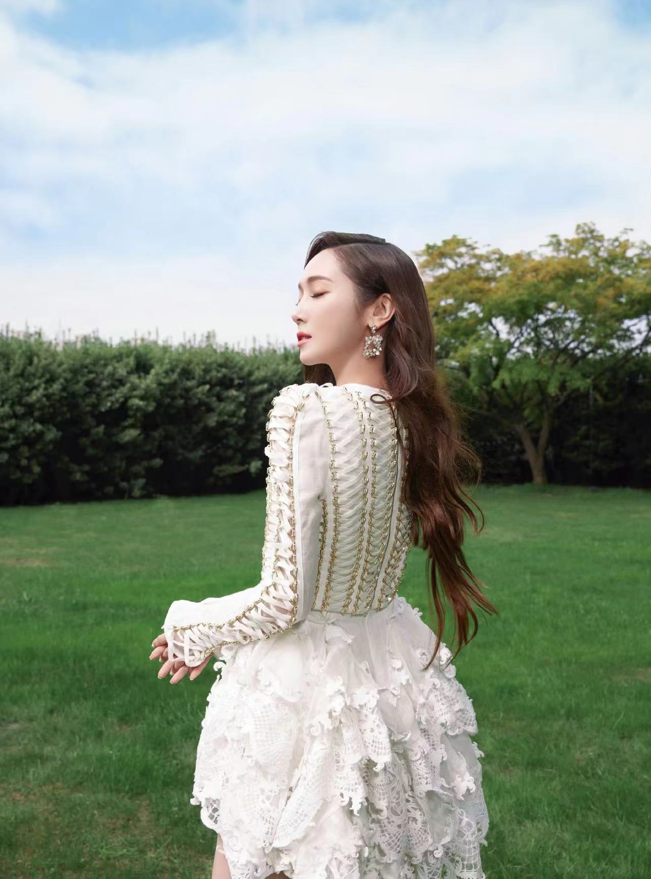 High-end custom Zheng Xiuyan with summer new white woven heavy industry lace stitching waist lace dress