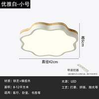 Белый маленький цветет сливы теплый свет