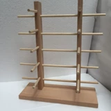 Очки, деревянный стенд на солнечной энергии