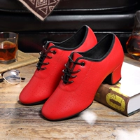 Красный два -точка в помещении в коже учителя учителя учителя