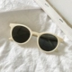Чай с молоком, белые солнцезащитные очки, популярно в интернете