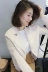 Nhà ga châu Âu 2019 mùa thu mới của phụ nữ Hàng hóa châu Âu phiên bản Hàn Quốc của chiếc áo khoác len màu trắng nhỏ màu be - Áo Hàn Quốc Áo Hàn Quốc