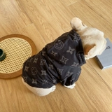 Собачья одежда Новый онлайн -метод знаменитостей в зимнем типинском потеплении и толстым снегом снежко