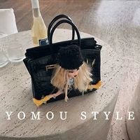 Черная (черная шляпа Желтая обувь и синяя клетчатая одежда)