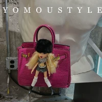 Красный (желтый топ с ромбовидными волосами)