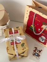 Снеговик берет подарочную коробку для игры в Game Cup Gift Box