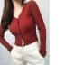 Áo len cổ lọ màu đỏ chic chic V-cổ mỏng đan len cao eo ngắn áo len mỏng nhỏ áo khoác mùa thu nữ