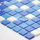 Белый бассейн, уличная мозаика, синяя головоломка