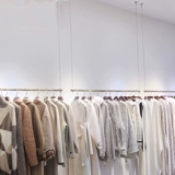 Женские полки простые потолочные стальные проволочные веревки с твердым деревом детской одежды специальная висящая стойка для одежды для одежды