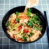 3 части еды, холодная, холодная лапша, кунжутный соус на северо -восток холодной лапши Аутентичный корейский корейский стиль Янджи приправляющий суп