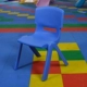 Синий стул высотой 28 см высотой
