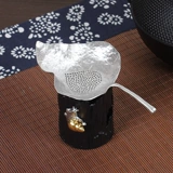 Фильтр чая с чистым оловянным листьем