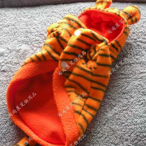 Общенациональная бесплатная доставка одежды для домашних животных Чихуа была тедди VIP -одежда для собак, осень и зима, утолщенная маленькая трансформация тигра