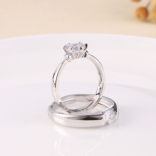 Свадебные принадлежности, пара колец, кольца с искусственными бриллиантами, свадебный реквизит, обручальные кольца, парные кольца, пара открытых мужских и женских украшений.