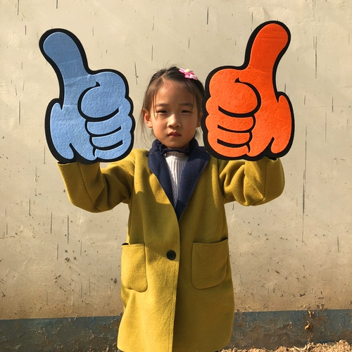 Большие пальцы, указывающие хвалить ваши лучшие пальмы, церемония открытия церемонии открытия, групповой блядь в детском саду 1 мая.