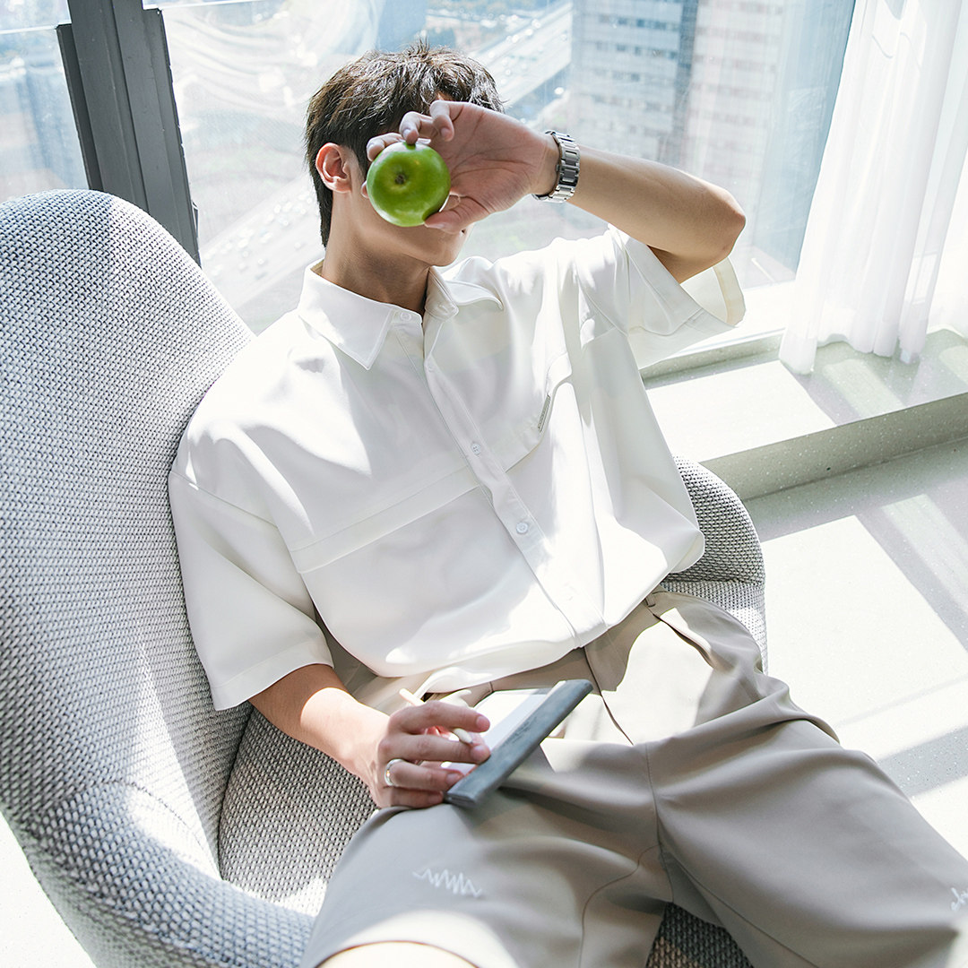 A light and mature short-sleeved shirt for men in summer, a thin and high-end, loose half-sleeved shirt with a cool and drape look, a white inch shirt details Picture