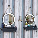 Столковое зеркало с твердым древесиной ящики для волос.