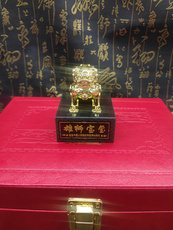 Ювелирный камень 雄狮宝玺 建军95周年玉玺徽宝 青玉白玉鎏金款对玺