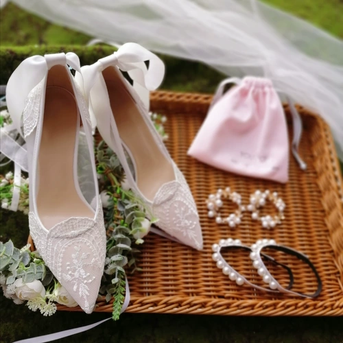 Кружевные свадебные туфли, белый ремень с заостренным носом на высоком каблуке, французский стиль