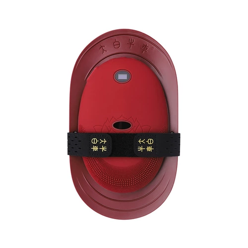 Домохозяйство, стоящее на коленях, чтобы поклоняться большой головой и длинной головой, длинная голова очень гладкая, густая, потающая, дышащая, и поклоняется белой коровьей машине для большого поклонения