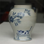 Con mèo Demi dưới gốc cây hoa, chiếc bình lớn vẽ tay màu xanh và trắng, chủ gốm - Vase / Bồn hoa & Kệ