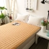 Nệm giữ ẩm 1,5 nhíp giường 1,8m chiếu bảo vệ chiếu 2 m đôi mỏng phần ký túc xá chống trượt giường nệm - Nệm nệm mút Nệm