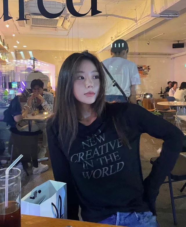 Spot -inspection version Jennie Kim Zhini Current retro long -sleeved slim inside and round collar American top
