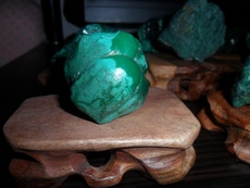 Ювелирный камень 黄石铜录山天然孔雀石小摆件（送精美酸枣枝底座）