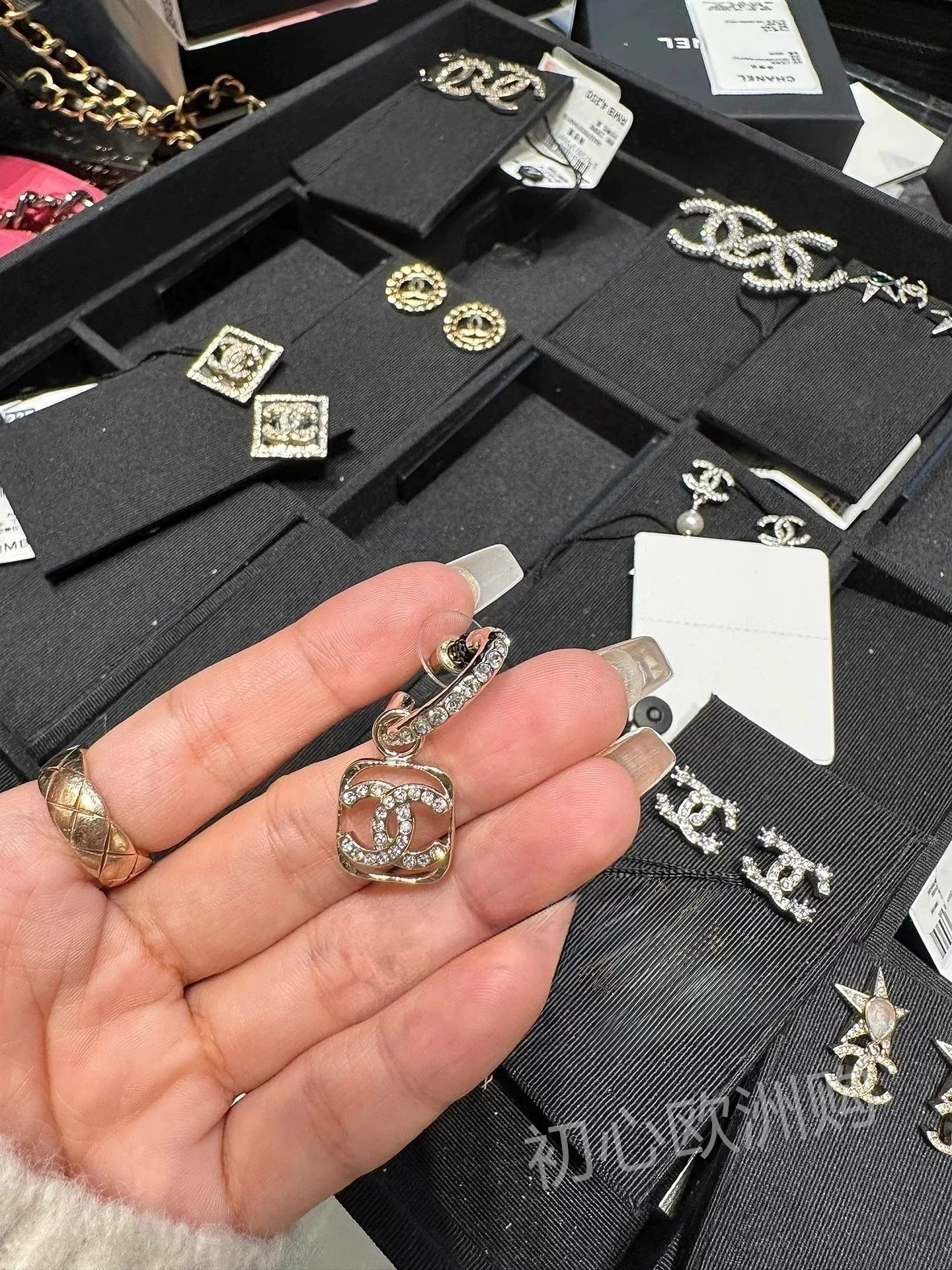 Классические серьги Chanel с жемчужинами и надписями, украшенные бриллиантами