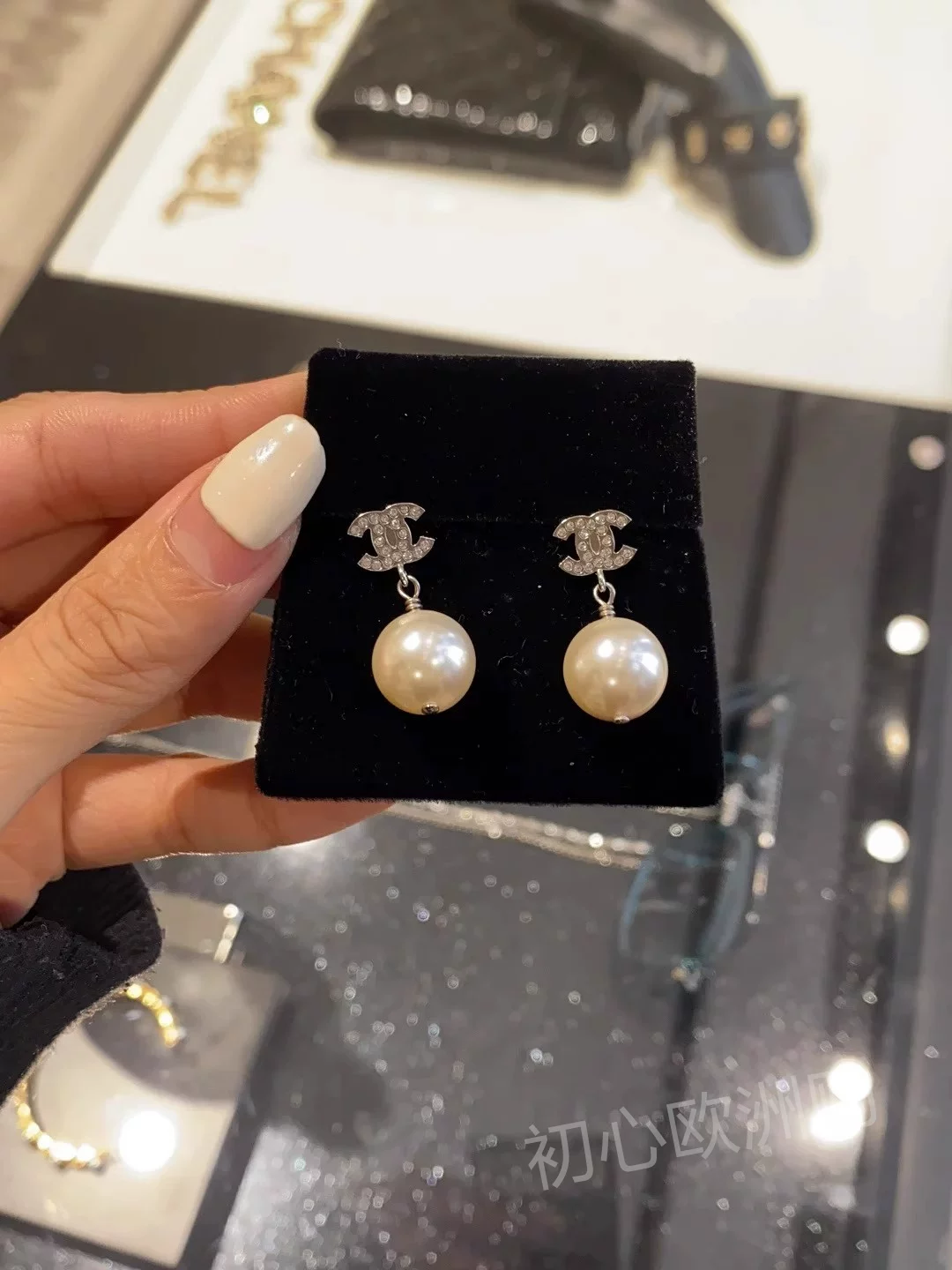 Классические серьги Chanel с жемчужинами и надписями, украшенные бриллиантами