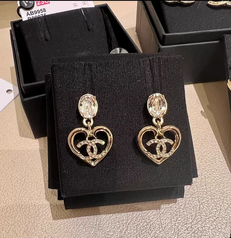 Классические серьги Chanel с жемчужинами и надписями, украшенные бриллиантами